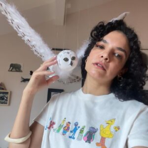 Hare Sürel Instagram - Evde beni bekleyen baykuş 🤍🪽
O kadar güzel bir hediye ki, teşekkür ederim:) @nintipuppet 💚🦉 @simurgkusyuvasi