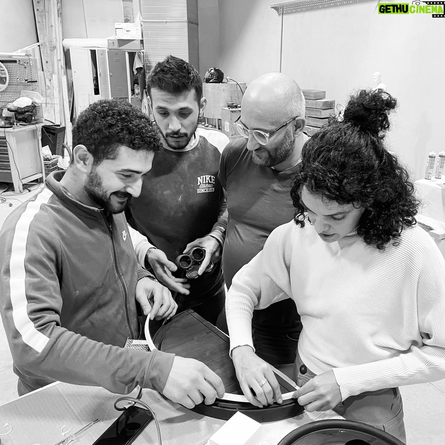 Hare Sürel Instagram - Canım arkadaşlarım teşekkür ederim, çok güzel bir yolculuktu, ömrüm böyle geçsin istiyorum. 🤍🪽 Sevgili annecim,canım ailem:) Varlığınız ve desteğiniz için sonsuz teşekkür ederim. Sizi çok seviyorum 💙 Ve sevgili Hakan,Ozan,Sıtkı… Kutuları sizsiz yapmam imkansızdı:) Teşekkür ederim, elleriniz dert görmesin 🫸🏽🖤🫷🏽