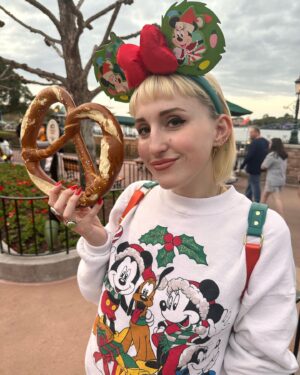 Harley Quinn Smith Instagram - I ended up having the most wholesome past week of my life - I went to Disneyland with my west coast grandparents to celebrate the holidays, and I then went to Disneyworld with my east coast grandma to celebrate her 78th birthday 🥹🥹❤️❤️ feeling really lucky and grateful to be able to spend time with some of my favorite people 🫶😽💞🐭

(and yes, of course all the food is vegan)
