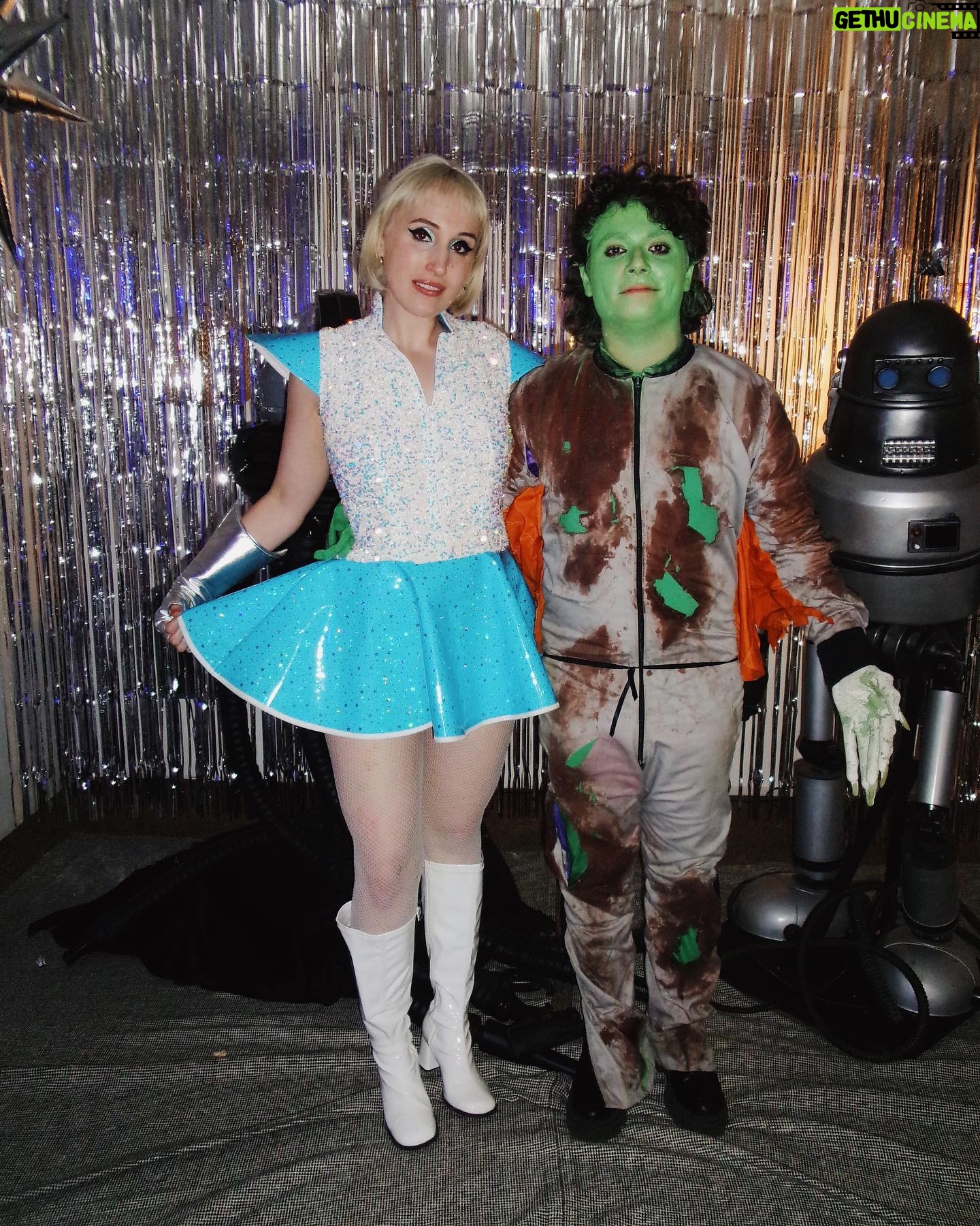 Harley Quinn Smith Instagram - itโs been real october ๐ค farewell best month of the year ๐๐๐ the costumes this year were a โspace girlโ lol w austin as an extreme sports alien ๐, a haunted mansion host w my girl @mayalianne as ms sally slater from the stretch portraits, and obvi a pirate w my 80โs prom queen