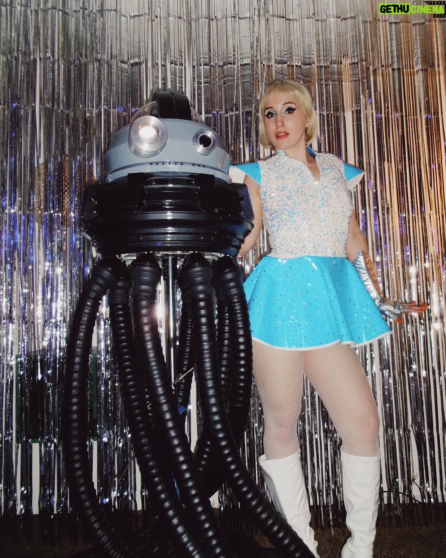 Harley Quinn Smith Instagram - itโs been real october ๐ค farewell best month of the year ๐๐๐ the costumes this year were a โspace girlโ lol w austin as an extreme sports alien ๐, a haunted mansion host w my girl @mayalianne as ms sally slater from the stretch portraits, and obvi a pirate w my 80โs prom queen