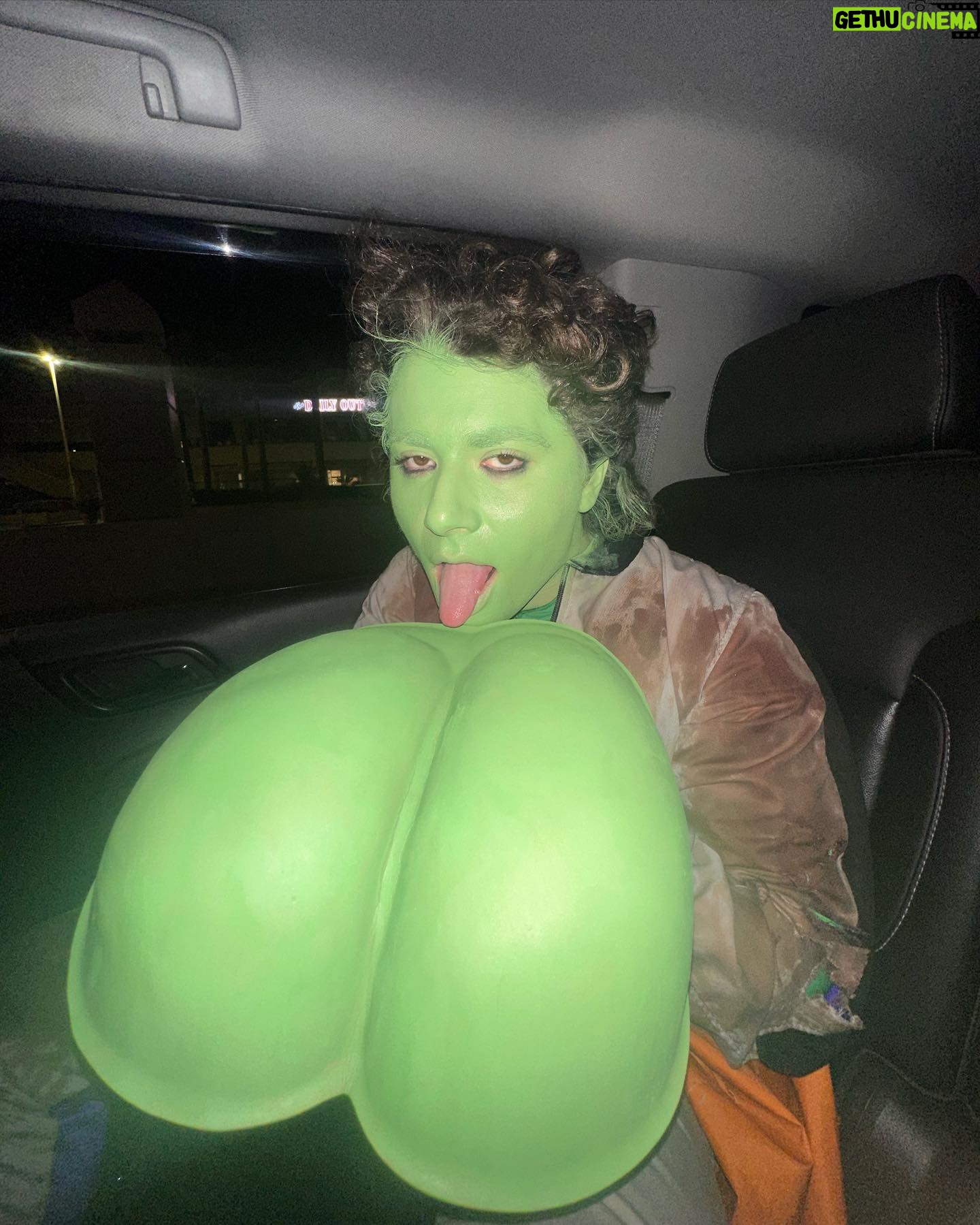 Harley Quinn Smith Instagram - itโs been real october ๐ค farewell best month of the year ๐๐๐ the costumes this year were a โspace girlโ lol w austin as an extreme sports alien ๐, a haunted mansion host w my girl @mayalianne as ms sally slater from the stretch portraits, and obvi a pirate w my 80โs prom queen