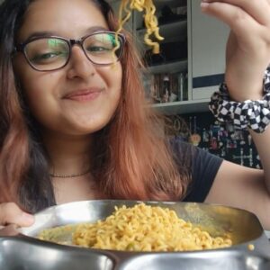 Harshita Ojha Instagram - Baarish me maggi hits different ❤️
#maggi #rains #mumbairains #monsoon #harshitaojha