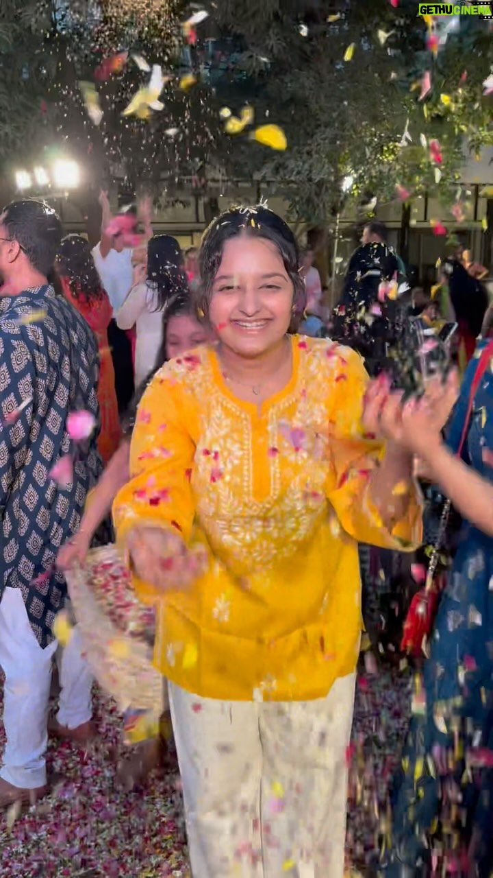 Harshita Ojha Instagram - Vrindavan and barsana dham ki phoolon waali holi mumbai me manayi 🪷🧿❤️🙏 #holi #vrindavan #vrindavanholi #barsana #barsanaholi #phoolonkiholi #harshitaojha