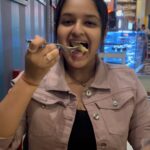 Harshita Ojha Instagram - I hate veggies but thankfully my friends don’t At this point I’m a professional at forcing my frnds to make reels with me 🥲 #vegetables #pasta #friends #fyp #harshitaojha