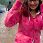 Harshita Ojha Instagram – Umbrellas are overrated,kabhi baarish ka maza bina umbrellas ke leke dekho 
#instagram #reels #baarish #ooty #harshitaojha