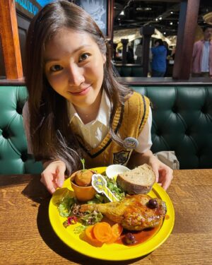 Haruka Tateishi Instagram - ハリーポッターのスタジオツアー行ったよ！Part1🪄✨

チケット取ってから数ヶ月あったので原作全作品読み直して、お姉ちゃんと何寮のお洋服きる！？って沢山話して、ツアーのおすすめも調べ尽くして前日楽しみのあまり、よく眠れず😂

お誕生日や記念日当日の人がいなかったらお誕生日近い人も開けていいドアを挙手する気満々で行きましたが、お誕生日が近い方って聞かれても恥ずかしくなってちょっとしか手上げれなくて、気づいてもらえるわけもなくドアは開けれなかったけどお誕生日シールもらえて嬉しかったです🎂✨

ハリーポッターの世界観も感動したけど音響の裏側や小道具のお話とか映画制作のことがたくさん知れて、演者としても夢とリスペクトの拡がる最高の空間でした🥲✨

魔法みたいな週末でした😭❤️❤️
皆さんもゆっくりお休みできましたか？？

いっぱい撮ったからスタジオツアーパート2もまた今度上げさせてください🪄☺️

おやすみなさい💤

#wbstudiotour #harrypotter