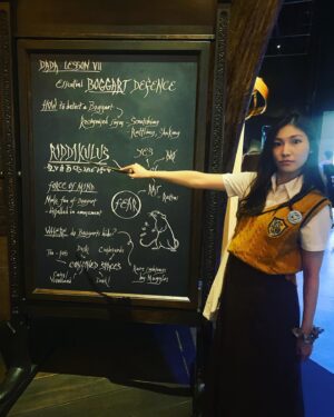 Haruka Tateishi Instagram - ハリーポッターのスタジオツアー行ったよ！Part1🪄✨

チケット取ってから数ヶ月あったので原作全作品読み直して、お姉ちゃんと何寮のお洋服きる！？って沢山話して、ツアーのおすすめも調べ尽くして前日楽しみのあまり、よく眠れず😂

お誕生日や記念日当日の人がいなかったらお誕生日近い人も開けていいドアを挙手する気満々で行きましたが、お誕生日が近い方って聞かれても恥ずかしくなってちょっとしか手上げれなくて、気づいてもらえるわけもなくドアは開けれなかったけどお誕生日シールもらえて嬉しかったです🎂✨

ハリーポッターの世界観も感動したけど音響の裏側や小道具のお話とか映画制作のことがたくさん知れて、演者としても夢とリスペクトの拡がる最高の空間でした🥲✨

魔法みたいな週末でした😭❤️❤️
皆さんもゆっくりお休みできましたか？？

いっぱい撮ったからスタジオツアーパート2もまた今度上げさせてください🪄☺️

おやすみなさい💤

#wbstudiotour #harrypotter