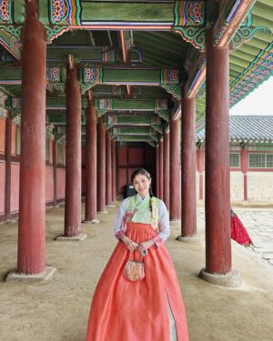 Haruka Tateishi Instagram - 時差投稿🕰️🙇初韓国旅行✈️🇰🇷
お初らしく、韓服きたり市場回ったり、伝統菓子を食べまくったり、同じアジアでもこんなに文化違うのかと勉強になりました😳

GWも終わりですねー！時の流れが早すぎてたまに切ない🥲5月も頑張っていきましょう！