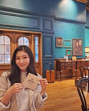 Haruka Tateishi Instagram - 実はディズニーに行った日に朝はハリポタカフェに行ってました🪄✨

写真撮ってる最中に割れて消えちゃった🥲
最近スマホのハリポタゲームも入れてコツコツ呪文レベル上げて遊んでます🪄

44レベルまで来たよ！やってる人いますか☺️？
少し先だけどスタジオツアーいくのも楽しみです🤤💕

皆さま良い週末を✨

#ハリーポッターカフェ #harrypotter