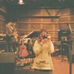 Haruka Kudo Instagram – .
LIVE 2024 -stuffin- 
無事に終える事ができました。全ての皆様に感謝です。
ギリギリまで悩んだ末に辿り着いた、全編カバーライブ
楽曲の力をお借りして、培ってきた表現を丁寧に落とし込んできたつもりです。少しでも届いた、かな？🌔
　　　　　　　　　　　　　　　　　　　　　　　　　　　　　

今持てる全てを、余す事なく持っていこうとし過ぎて、
なかなか前を向いて歌えなかったんだけど、
ラストから２曲目の広がっていくようなイントロを１つギアの上がったバンドメンバーの演奏と大好きな歌詞がぶっ刺さり、ふと顔を上げて、真正面を捉える事ができて。

変なタイミングで泣けてきて、そのまま歌ってて。
大きな心境の変化が本番中に起きていました。
心配かけていたら、すいません。
　　　　　　　　　　　　　　　　　　　　　　　　　　　　　
　　　　　　　　　　　　　　　　　　　　　　　　　　　絶対的信頼のバンドメンバー、音で会話しながら、セッションの楽しさを改めて教えて貰いました。最高！（＾_＾）🧠🎧♪ 

Gt #吉川理 
Ba #黒須克彦 
Key #荒幡亮平 
Dr #高尾俊行

　　　　　　　　　　　　　　　　　　　　　　　　　　　　　また歌えますように。その日をもう少し自信を持って、
胸を張って迎えられますように。そこまで頑張ります。
#stuffin
#har____camera