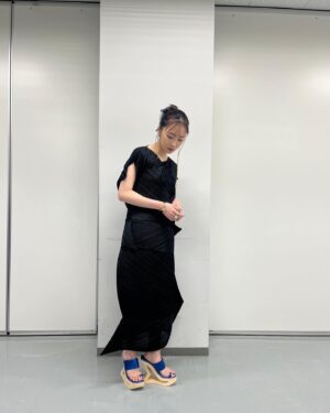 Haruka Kudo Instagram - .
映画「仮面ライダーギーツ 4人のエースと黒狐」
公開初日舞台挨拶、ご来場頂きありがとうございました🦊🕹️沢山の"おかえり"の声、ジーンとしました。

tops/skirt:@pleatspleaseisseymiyake
pierce:@iosselliani /@iosselliani_jp
ear cuff:@woutershendrix / @hpfrance_official 
rings:@iosselliani / @iosselliani_jp
@sergethoraval / @serge_thoraval_tokyo
bangle:@togaarchives
shoes:@jeffreycampbell

クロスギーツを意識した、ブラックとブルーで。