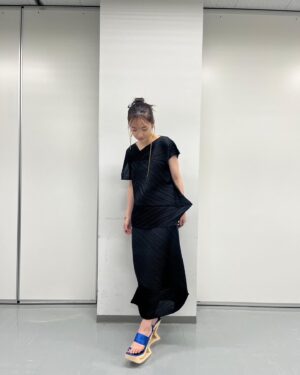 Haruka Kudo Instagram - .
映画「仮面ライダーギーツ 4人のエースと黒狐」
公開初日舞台挨拶、ご来場頂きありがとうございました🦊🕹️沢山の"おかえり"の声、ジーンとしました。

tops/skirt:@pleatspleaseisseymiyake
pierce:@iosselliani /@iosselliani_jp
ear cuff:@woutershendrix / @hpfrance_official 
rings:@iosselliani / @iosselliani_jp
@sergethoraval / @serge_thoraval_tokyo
bangle:@togaarchives
shoes:@jeffreycampbell

クロスギーツを意識した、ブラックとブルーで。
