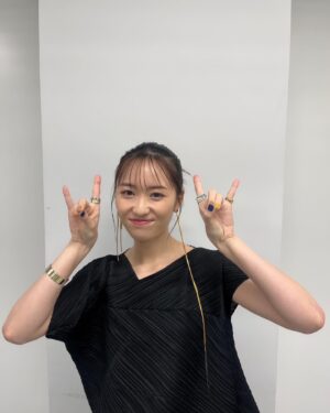 Haruka Kudo Instagram - .
映画「仮面ライダーギーツ 4人のエースと黒狐」
公開初日舞台挨拶、ご来場頂きありがとうございました🦊🕹️沢山の"おかえり"の声、ジーンとしました。

tops/skirt:@pleatspleaseisseymiyake
pierce:@iosselliani /@iosselliani_jp
ear cuff:@woutershendrix / @hpfrance_official 
rings:@iosselliani / @iosselliani_jp
@sergethoraval / @serge_thoraval_tokyo
bangle:@togaarchives
shoes:@jeffreycampbell

クロスギーツを意識した、ブラックとブルーで。