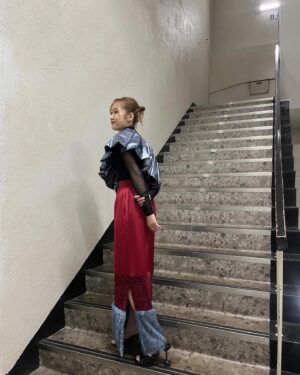 Haruka Kudo Instagram - .
映画「仮面ライダーギーツ 4人のエースと黒狐」
沢山取材して頂いてます🦊🕹️お楽しみに〜！

tops/skirt:@yae_tokyo_
earcuff/rings:@joueteofficial
shoes:@charleskeith_jp