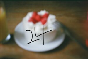 Haruka Kudo Instagram - .
24歳になりました（＾ν＾）🎂❕
座右の銘は、「陽キャと根明はワタシの為の言葉」です。
　
何卒よろしくお願いしま〜〜〜〜す