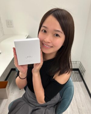 Haruka Momokawa Instagram - 美肌専科るるる関内店に行ってきました😚

グロッティIIを使い初めて
エクソソーム導入をしてもらいました❤️
もうね、自分の肌じゃないんじゃないかって触り心地。
今まで触ったことないきめ細かさとツルツル感🥹
この一枚目すっぴんなんだよこんなことある😭😭😭？

ちなみに、3枚目がbeforeで4枚目がafterなんだけど
トーンアップもすごいしエクソソーム凄すぎ😭❤️

ボディーケアもしてもらってお腹も足もスッキリ🤩

エクソソーム一度は試してみる価値あると思います🥹

 #623highclass #グロッティII #エクソソーム #関内 #エステ @bihadasenkalululu.kannai @mybeaute_jiyugaoka