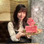 Haruka Momokawa Instagram - 新宿うしどしに行ってきました🐃❤️ とにかく、贅沢すぎちゃうくらいお肉やウニやイクラがたくさん食べれてもう幸せすぎました🫣🫣🫣 海鮮とお肉ってこんなにも人間を幸せにできるんだね❤️ お店もすごく素敵な雰囲気で居心地が良くお酒も美味しくて…☺️☺️☺️ この #お肉ケーキ は #お祝い事 の #サプライズ などでは全人類が喜んでくれると思うので大切な人を連れて行ってあげてね☺️ #PR #焼肉うしどし #新宿焼肉 #新宿ディナー #東京焼肉 #新宿グルメ