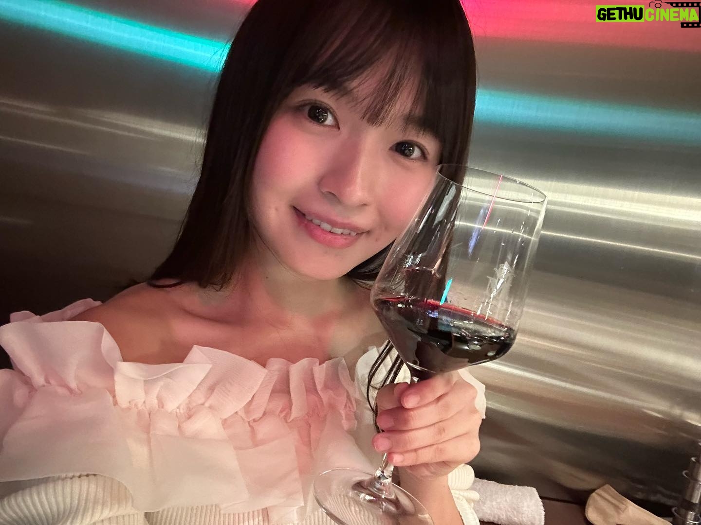 Haruka Momokawa Instagram - Yakiniku BarBiesさんに行ってきました👏❤️ お肉へのこだわりがとにかくすごいお店☺️ このお店でしか食べれない新鮮生肉のラインナップが豊富で生肉好きにはたまらない最高すぎるお店でした🍖❤️ 肉質重視を追求してるらしく、上質な脂なので沢山食べても胃にもたれしなく、くどくなく旨みのある和牛A5牝和牛が食べれて本当に幸せでした🫶❤️ そして、2個目の動画が1日限定15食のTVで話題の生肉と焼肉の融合されたスーパーミート🍖 深みのある味わいで…うん…美味しすぎた🤤 後ね、ドリンクへのこだわりも凄くて… お肉とお酒好きには堪らないお店だと思う🍖🍺 大サイズのお酒いっぱい頼んだんだけど色んなグラスで出てきてそれも楽しめるし、なんと言っても大ジョッキなのに最後の最後までお酒が美味しくて素晴らしかった❤️ エスプーマを利用したレモンの新感覚な泡泡のハイブリットBarBiesレモンサワーもおいしくて🍋 お店の雰囲気もとても素敵でスタッフさんも素晴らしく幸せな時間を過ごせました☺️👏 #PR #yakinikubarbies #三越前グルメ #日本橋グルメ #日本橋焼肉 #三越前焼肉