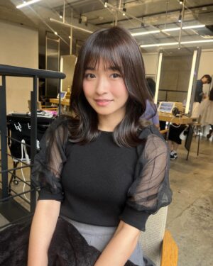 Haruka Momokawa Instagram - 髪の毛が少しお姉さんになりました🫢

ミクさん @ways_3939 にカットしてもらえて嬉しい☺️

可愛くなりました☺️❤️

@takahiro_numa さんにも久々に会えて嬉しかったです👏

 #ways #表参道 #美容室 #くびれヘア #くびれ巻き #ヘアアレンジ #ヘアサロン #japanesegirl #idol