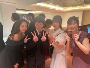 Haruka Momokawa Instagram - 昨日はめろんちゃんの結婚パーティーに参加してきました🍈🍈🍈🍈

めろんちゃん大石先生ご結婚おめでとうございます☺️👏

そして、めろんちゃんのお陰で怪傑トロピカル丸、純情トロピカル丸、青春トロピカル丸のメンバーに久々に会えてみんなであの時はどうだったとかいろんな話して…🫣私は純情メンバーとは最後の方しゃべれずにいれたから大人になって会えて話して笑えて本当によかった！！！！！

こんなにも、みんなが集まるのもめろんちゃんの人柄だし、本当にみんなに再会させてくれて感謝❤️❤️❤️

共に青春を過ごしたみんなとはこれからも仲良くしたい😉😉😉😉

またみんなに近々会えますように☺️
そして、めろんちゃんお幸せに🍈💚

 #めろんちゃん結婚おめでとう #怪トロ #怪傑トロピカル丸