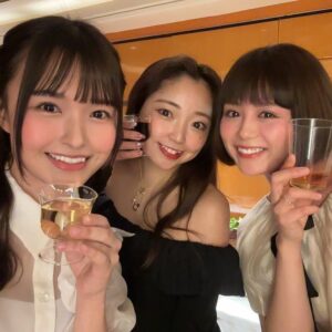 Haruka Momokawa Instagram - 昨日はめろんちゃんの結婚パーティーに参加してきました🍈🍈🍈🍈

めろんちゃん大石先生ご結婚おめでとうございます☺️👏

そして、めろんちゃんのお陰で怪傑トロピカル丸、純情トロピカル丸、青春トロピカル丸のメンバーに久々に会えてみんなであの時はどうだったとかいろんな話して…🫣私は純情メンバーとは最後の方しゃべれずにいれたから大人になって会えて話して笑えて本当によかった！！！！！

こんなにも、みんなが集まるのもめろんちゃんの人柄だし、本当にみんなに再会させてくれて感謝❤️❤️❤️

共に青春を過ごしたみんなとはこれからも仲良くしたい😉😉😉😉

またみんなに近々会えますように☺️
そして、めろんちゃんお幸せに🍈💚

 #めろんちゃん結婚おめでとう #怪トロ #怪傑トロピカル丸
