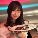 Haruka Momokawa Instagram - Yakiniku BarBiesさんに行ってきました👏❤️ お肉へのこだわりがとにかくすごいお店☺️ このお店でしか食べれない新鮮生肉のラインナップが豊富で生肉好きにはたまらない最高すぎるお店でした🍖❤️ 肉質重視を追求してるらしく、上質な脂なので沢山食べても胃にもたれしなく、くどくなく旨みのある和牛A5牝和牛が食べれて本当に幸せでした🫶❤️ そして、２個目の動画が1日限定15食のTVで話題の生肉と焼肉の融合されたスーパーミート🍖 深みのある味わいで…うん…美味しすぎた🤤 後ね、ドリンクへのこだわりも凄くて… お肉とお酒好きには堪らないお店だと思う🍖🍺 大サイズのお酒いっぱい頼んだんだけど色んなグラスで出てきてそれも楽しめるし、なんと言っても大ジョッキなのに最後の最後までお酒が美味しくて素晴らしかった❤️ エスプーマを利用したレモンの新感覚な泡泡のハイブリットBarBiesレモンサワーもおいしくて🍋 お店の雰囲気もとても素敵でスタッフさんも素晴らしく幸せな時間を過ごせました☺️👏 #PR #yakinikubarbies #三越前グルメ #日本橋グルメ #日本橋焼肉 #三越前焼肉