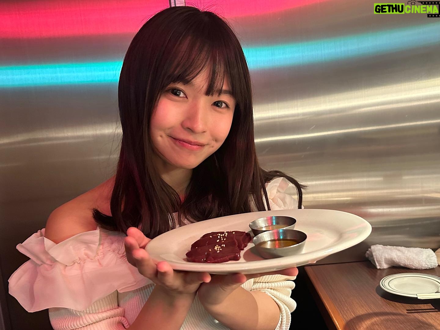 Haruka Momokawa Instagram - Yakiniku BarBiesさんに行ってきました👏❤️ お肉へのこだわりがとにかくすごいお店☺️ このお店でしか食べれない新鮮生肉のラインナップが豊富で生肉好きにはたまらない最高すぎるお店でした🍖❤️ 肉質重視を追求してるらしく、上質な脂なので沢山食べても胃にもたれしなく、くどくなく旨みのある和牛A5牝和牛が食べれて本当に幸せでした🫶❤️ そして、2個目の動画が1日限定15食のTVで話題の生肉と焼肉の融合されたスーパーミート🍖 深みのある味わいで…うん…美味しすぎた🤤 後ね、ドリンクへのこだわりも凄くて… お肉とお酒好きには堪らないお店だと思う🍖🍺 大サイズのお酒いっぱい頼んだんだけど色んなグラスで出てきてそれも楽しめるし、なんと言っても大ジョッキなのに最後の最後までお酒が美味しくて素晴らしかった❤️ エスプーマを利用したレモンの新感覚な泡泡のハイブリットBarBiesレモンサワーもおいしくて🍋 お店の雰囲気もとても素敵でスタッフさんも素晴らしく幸せな時間を過ごせました☺️👏 #PR #yakinikubarbies #三越前グルメ #日本橋グルメ #日本橋焼肉 #三越前焼肉