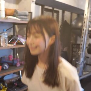 Haruka Momokawa Instagram - 精神と時のジムさんで筋トレしてきた〜✊🔥

50分でかなりみっちりやってきました！！！！！
汗だくだよね笑笑笑

動画見てくれたら頑張りわかると思います😂

綺麗な筋肉手に入れるために頑張るぞおおおー！！！

 #筋トレ #パーソナルトレーニング #パーソナル #トレーニング女子 #ボディメイク #渋谷パーソナル #japanesegirl #movie