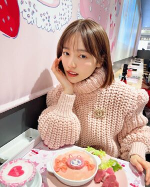 Haruka Shimazaki Instagram - 髪ばっさり🦞　@jyunya_saito

Knit @fendi 
Skirt @evisu.official 
Shoes @fendi 
Bag @fendi 
Brooch @chanelofficial 

#ぱるふく