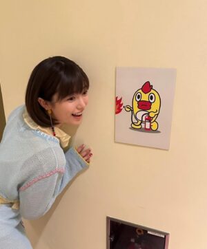 Haruka Shimazaki Instagram - ヒルナンデスのセットかわ🫶
ハピナンデスさんもかわ🫶
そらジローさんお疲れ様です🔥

💄 @nobusawahitoshi 
👗 @yuikurose