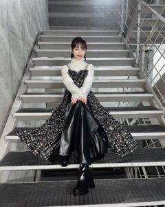 Haruka Shimazaki Instagram - 🖤🩶🖤 H&M @nobusawahitoshi Stylist @hao_yoshienunoda