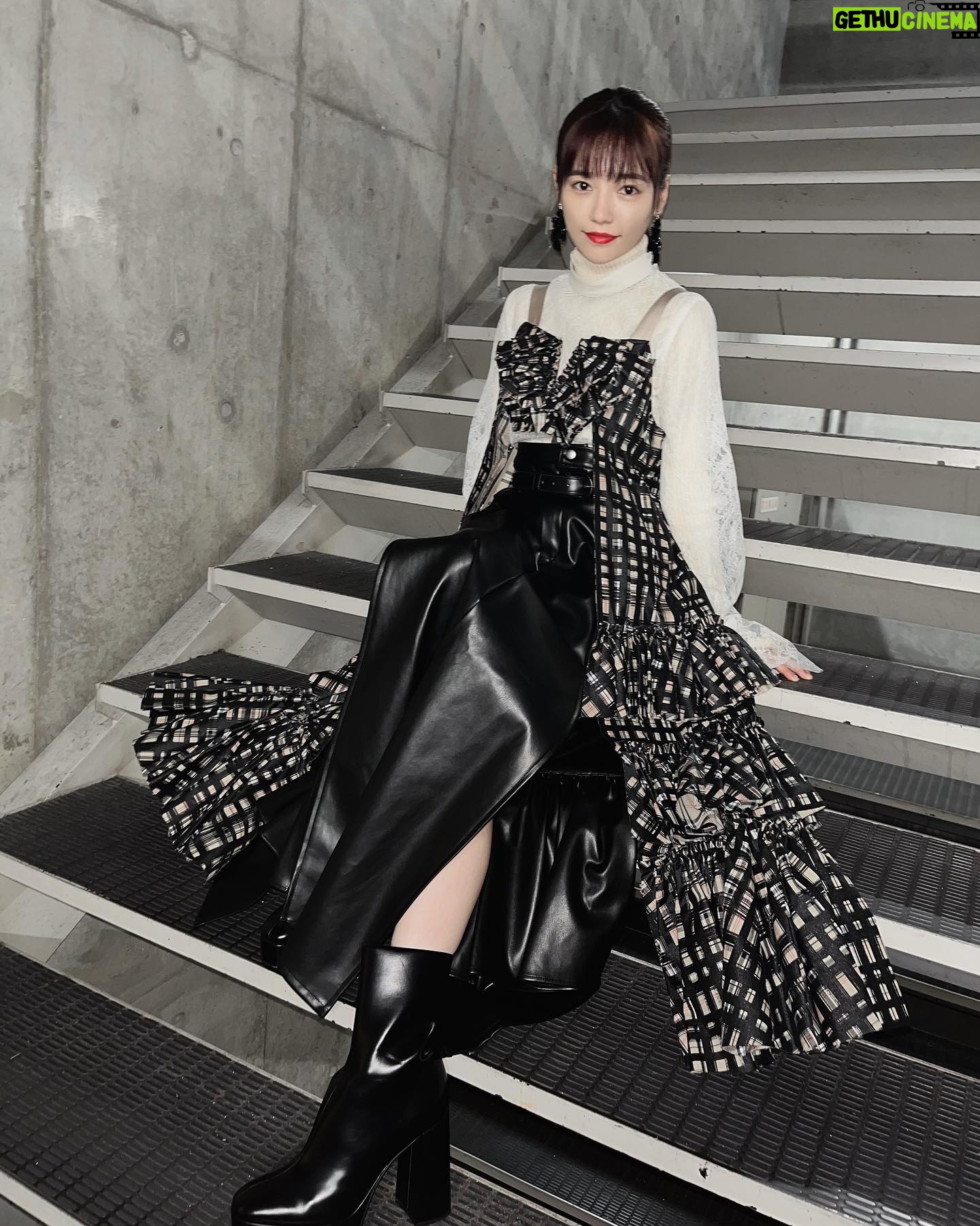 Haruka Shimazaki Instagram - 🖤🩶🖤 H&M @nobusawahitoshi Stylist @hao_yoshienunoda