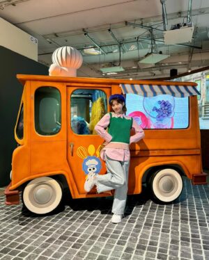 Haruka Shimazaki Instagram - 誕生55周年を記念して松屋銀座で開催している『Hello！セサミストリートの世界展』へ行ってきたよ🍪

物心ついた時から近くにいてくれたセサミストリートだけど知らないことが沢山あって、実は国別にオリジナルキャラクターがいるの😳
グッズコーナーも可愛すぎて全部欲しかった、、、🤦‍♀️✨
私の推しはタンゴとバークレー🐶💙
早速、愛犬のお散歩バッグにタンゴのぬいぐるみバッジ付けてみた🤭

4月8日までやっているから行ってみてね！

#PR
#セサミストリート
#セサミストリートの世界展
#sesamestreet
#松屋銀座