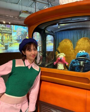 Haruka Shimazaki Instagram - 誕生55周年を記念して松屋銀座で開催している『Hello！セサミストリートの世界展』へ行ってきたよ🍪

物心ついた時から近くにいてくれたセサミストリートだけど知らないことが沢山あって、実は国別にオリジナルキャラクターがいるの😳
グッズコーナーも可愛すぎて全部欲しかった、、、🤦‍♀️✨
私の推しはタンゴとバークレー🐶💙
早速、愛犬のお散歩バッグにタンゴのぬいぐるみバッジ付けてみた🤭

4月8日までやっているから行ってみてね！

#PR
#セサミストリート
#セサミストリートの世界展
#sesamestreet
#松屋銀座