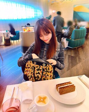 Haruka Shimazaki Instagram - 休日🐕🌼

Top @fendi 
Skirt @miumiu 
Bag @louisvuitton 

#ぱるふく
