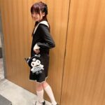 Haruka Shimazaki Instagram - ファンの方に頂いたクロミちゃんと偶然全く同じスタイルで、クロミちゃんと運命感じた日😈🖤 リボンはマネージャーさんが付けてくれたの！🎀 Dress @dreamsisterjane Thank you so much for the lovely gift 🎄 Shoes @miumiu #ぱるふく