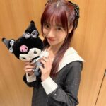Haruka Shimazaki Instagram - ファンの方に頂いたクロミちゃんと偶然全く同じスタイルで、クロミちゃんと運命感じた日😈🖤 リボンはマネージャーさんが付けてくれたの！🎀 Dress @dreamsisterjane Thank you so much for the lovely gift 🎄 Shoes @miumiu #ぱるふく