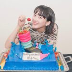 Haruko Nagaya Instagram - 2️⃣8️⃣ちゃいになりました 昨日のライブで盛大にお祝いしてもらいましたとても嬉 みんなの声にメッセージに 日々生かされています 私の方こそありがとうです これからも元気に歌っちゃおうと思います 今年はすごいケーキいただいた(口が青くなるよ) みんなもケーキたべよ