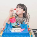 Haruko Nagaya Instagram - 2️⃣8️⃣ちゃいになりました 昨日のライブで盛大にお祝いしてもらいましたとても嬉 みんなの声にメッセージに 日々生かされています 私の方こそありがとうです これからも元気に歌っちゃおうと思います 今年はすごいケーキいただいた(口が青くなるよ) みんなもケーキたべよ