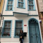Hasibe Eren Instagram - Sıdıka gibi cumbadan bakarken bi fotoğrafım olsun istemiştim evimde… Hep çekindim evimin yeri belli olur diye… Taşınınca bir engel görmedim artık. Ama tam yeni ev sahiplerine anahtar teslimi yaparken alelacele çekildi , pek istediğim verimi alamadım … Neyse ki 2019’dan kalma bi tane daha foto buldum… Teşekkür ederim 10 yıllık güzel yuvam… Güzel günlerimiz oldu, fotoğraf albümümde sana da güzel bi yer ayırmış oldum 🌟