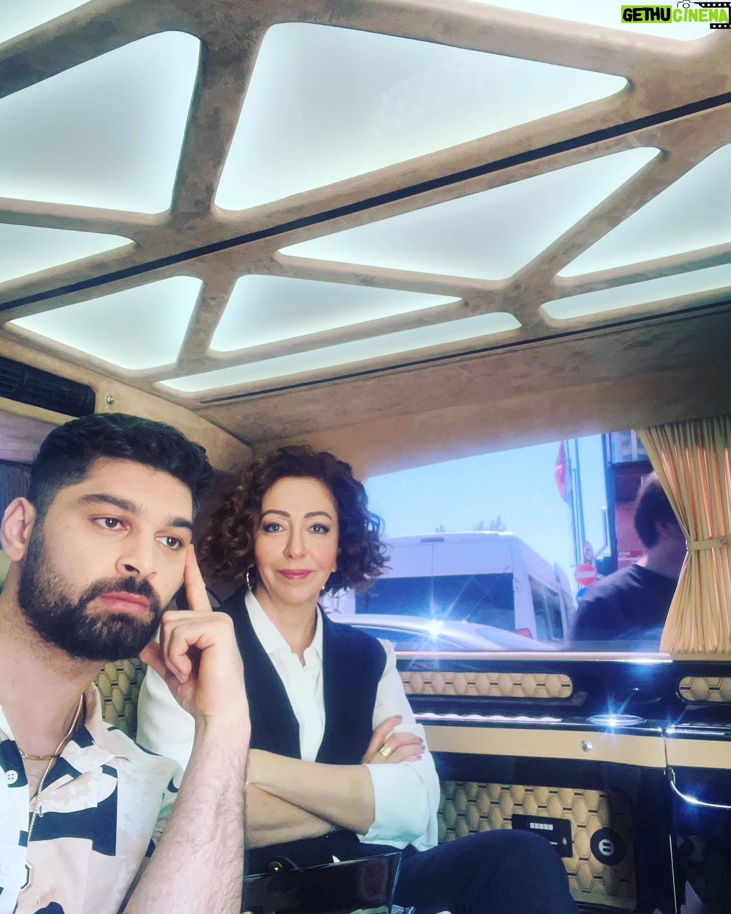 Hasibe Eren Instagram - @hakimatvdizi bu akşam @atvturkiye ‘de… Biz Cem kardeşceezimle sette 🌟