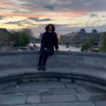Hasibe Eren Instagram - “Pont Neuf”un özelliği ,Paris 6. bölgedeki Seine nehri üzerinde yapılan en eski köprü olması. Benim içinse çok sevdiğim “Köprü Üstü Aşıkları” filminin ana mekanı olması 💞