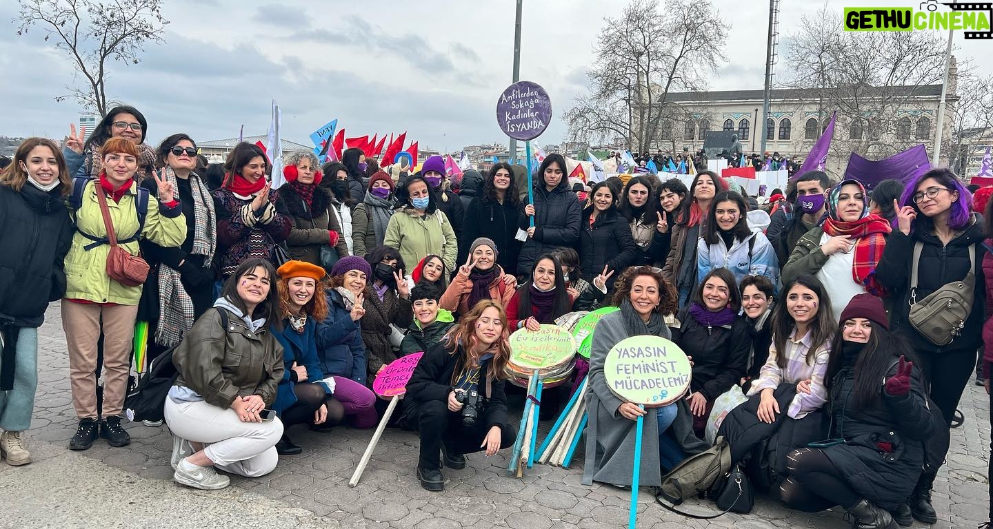 Hasibe Eren Instagram - Kadın dayanışması , tam da bu… Tanışmadığımız halde büyük sevinçle hemen beni aralarına aldılar 💜Adından korktuğunuz feminizm ise: Erkek düşmanlığı değil; kadın ve erkeklerin eşit hak ve özgürlüklere sahip olması için mücadeledir. 8 Mart kutlu olsun… #8martdünyaemekçikadınlargünü