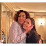 Hasibe Eren Instagram - Hayatının 20 yılına, zekasına, yeteneğine, çalışkanlığına, iyi yüreğine tanıklık etmekten aşırı gurur duyduğum güzel kuzum @ecehakim Losencılıs’lardan gelip ablasına vakit ayırdı ❤️ Dünya senin aklının hızına yetişemez zaten, sen sadece mutlu olmaya bak… Tez zamanda tekrar kavuşmak üzere 😘 Çok seviyom 🎉