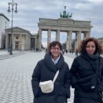 Hasibe Eren Instagram - Kuzenlerimle serseri stilimizle Berlin hallaç videosu… Video Berlin’de geçiyorsa şarkı tabi ki “99 Luftballons’tur… Çünkü çocukluğumdur 🎈 @eceunsal.13 @ekerunsl @sbl.kayaa @goktasarin