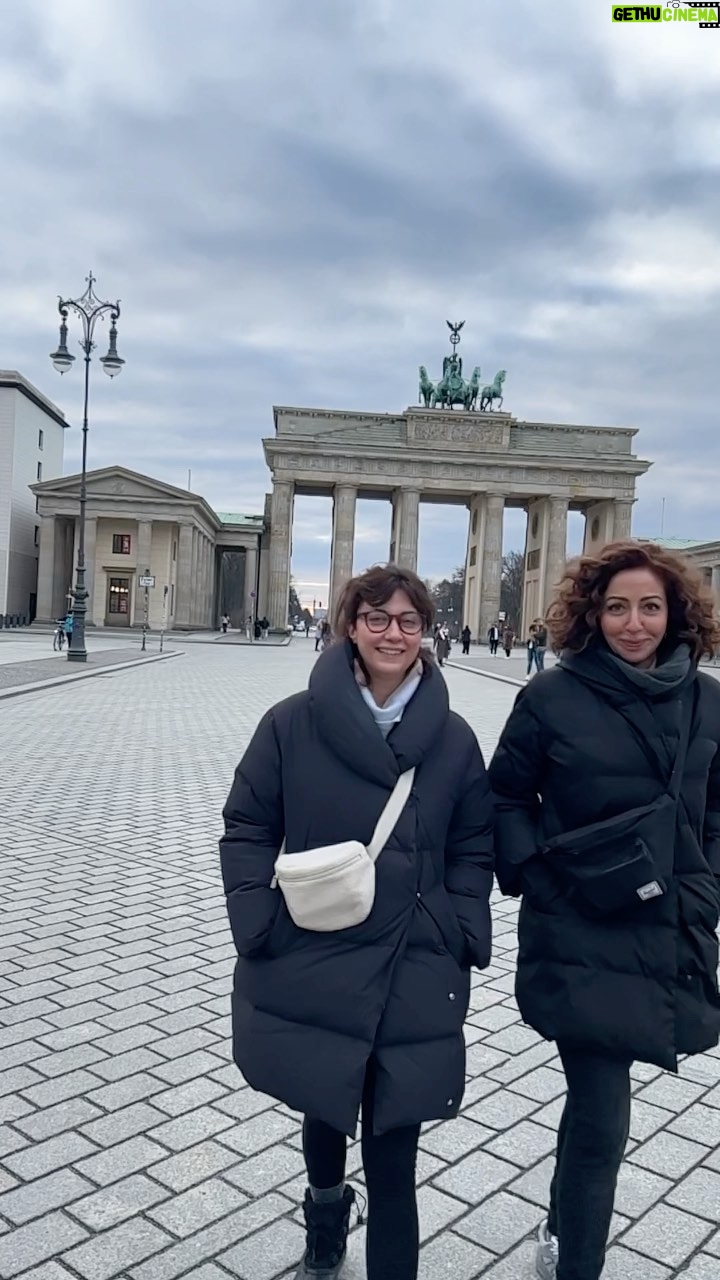Hasibe Eren Instagram - Kuzenlerimle serseri stilimizle Berlin hallaç videosu… Video Berlin’de geçiyorsa şarkı tabi ki “99 Luftballons’tur… Çünkü çocukluğumdur 🎈 @eceunsal.13 @ekerunsl @sbl.kayaa @goktasarin