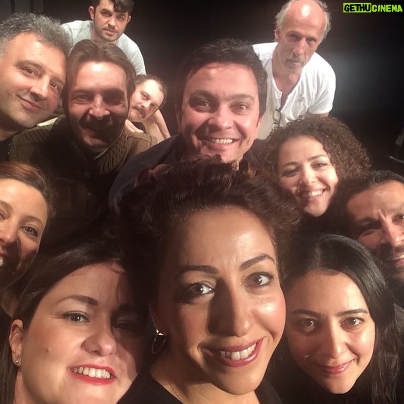 Hasibe Eren Instagram - Bu yaşa kadar daha nice arkadaşımla sahneyi paylaşma fırsatı buldum. Oynayan, seven, emek veren, destekleyen herkesin 27 Mart Dünya Tiyatro Günü Kutlu olsun 🎭