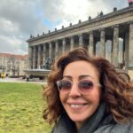 Hasibe Eren Instagram – Caption is “Aynı yerde 10 yıl sonra selfie çekmenin mutluluğu… “  Postu kaydırınca 10 yaş gencim 😎