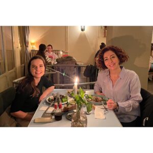 Hasibe Eren Instagram - Hayatının 20 yılına, zekasına, yeteneğine, çalışkanlığına, iyi yüreğine tanıklık etmekten aşırı gurur duyduğum güzel kuzum @ecehakim  Losencılıs’lardan gelip ablasına vakit ayırdı ❤️ Dünya senin aklının hızına yetişemez zaten, sen sadece mutlu olmaya bak… Tez zamanda tekrar kavuşmak üzere 😘 Çok seviyom 🎉